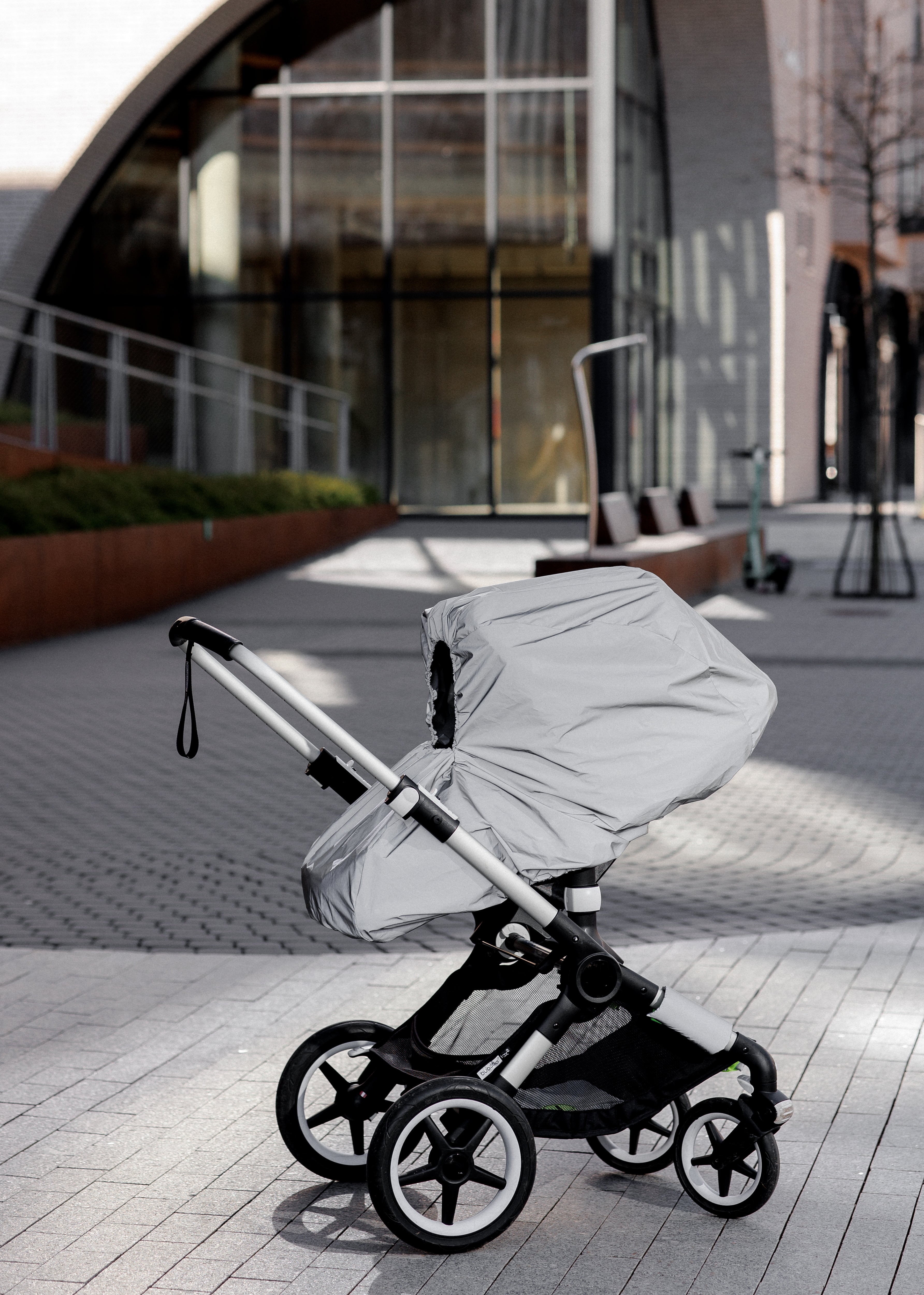 Stay prepared for any weather with our top-quality reflective baby stroller rain cover. Not only does it shield your child from the elements, but its reflective features also boost visibility, ensuring you and your little one are seen on the street. Prioritize your child's safety with our reflective stroller badges and accessories, making outdoor strolls worry-free, rain or shine.